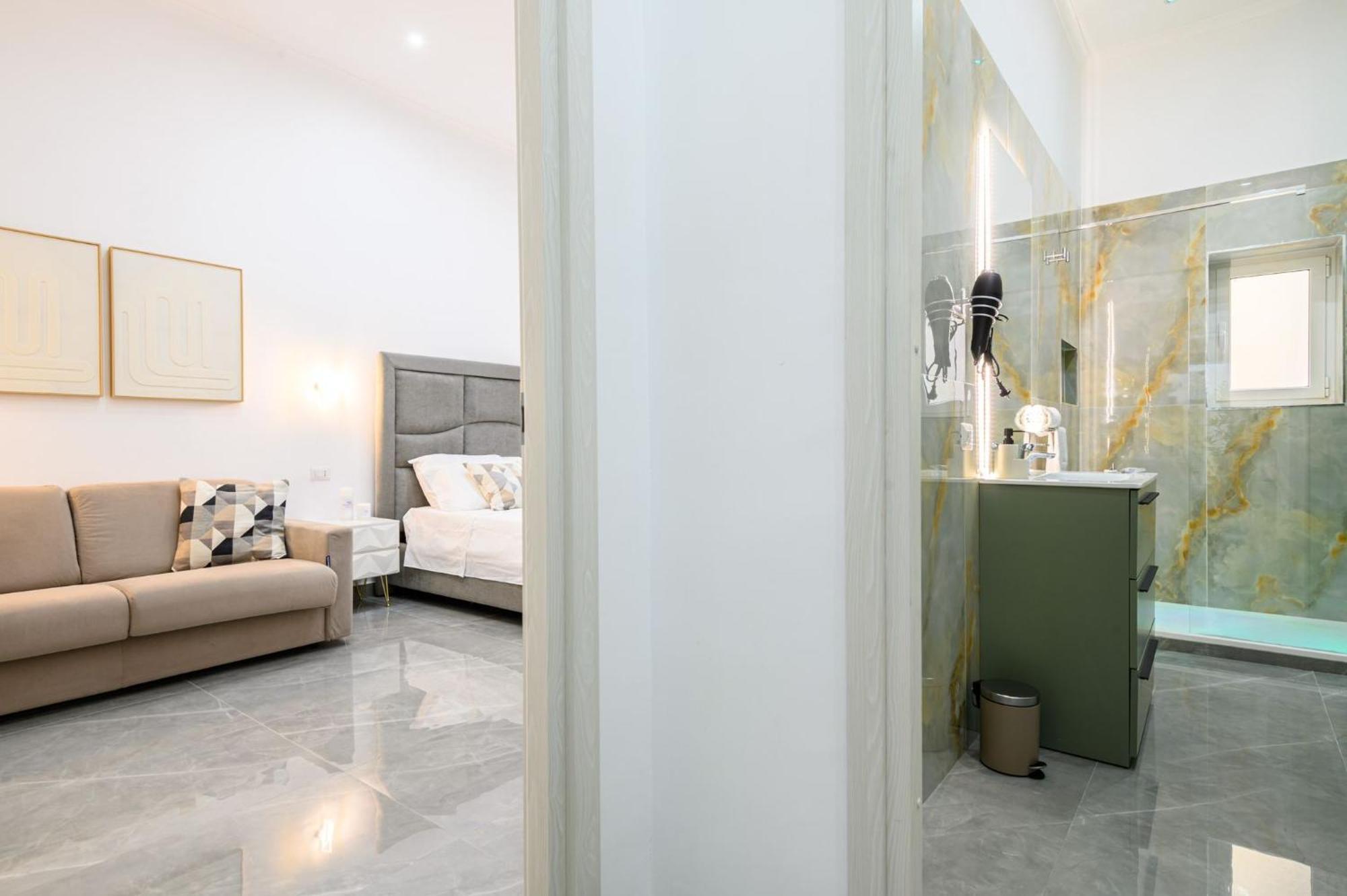 Giordano Suite Center เนเปิลส์ ภายนอก รูปภาพ