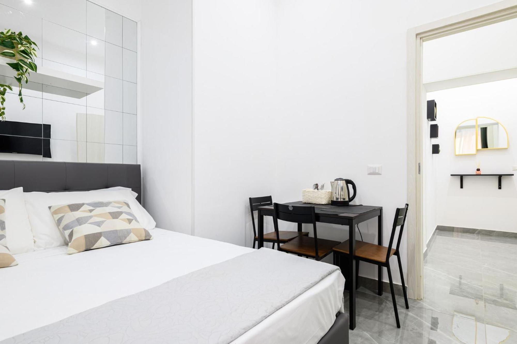 Giordano Suite Center เนเปิลส์ ภายนอก รูปภาพ
